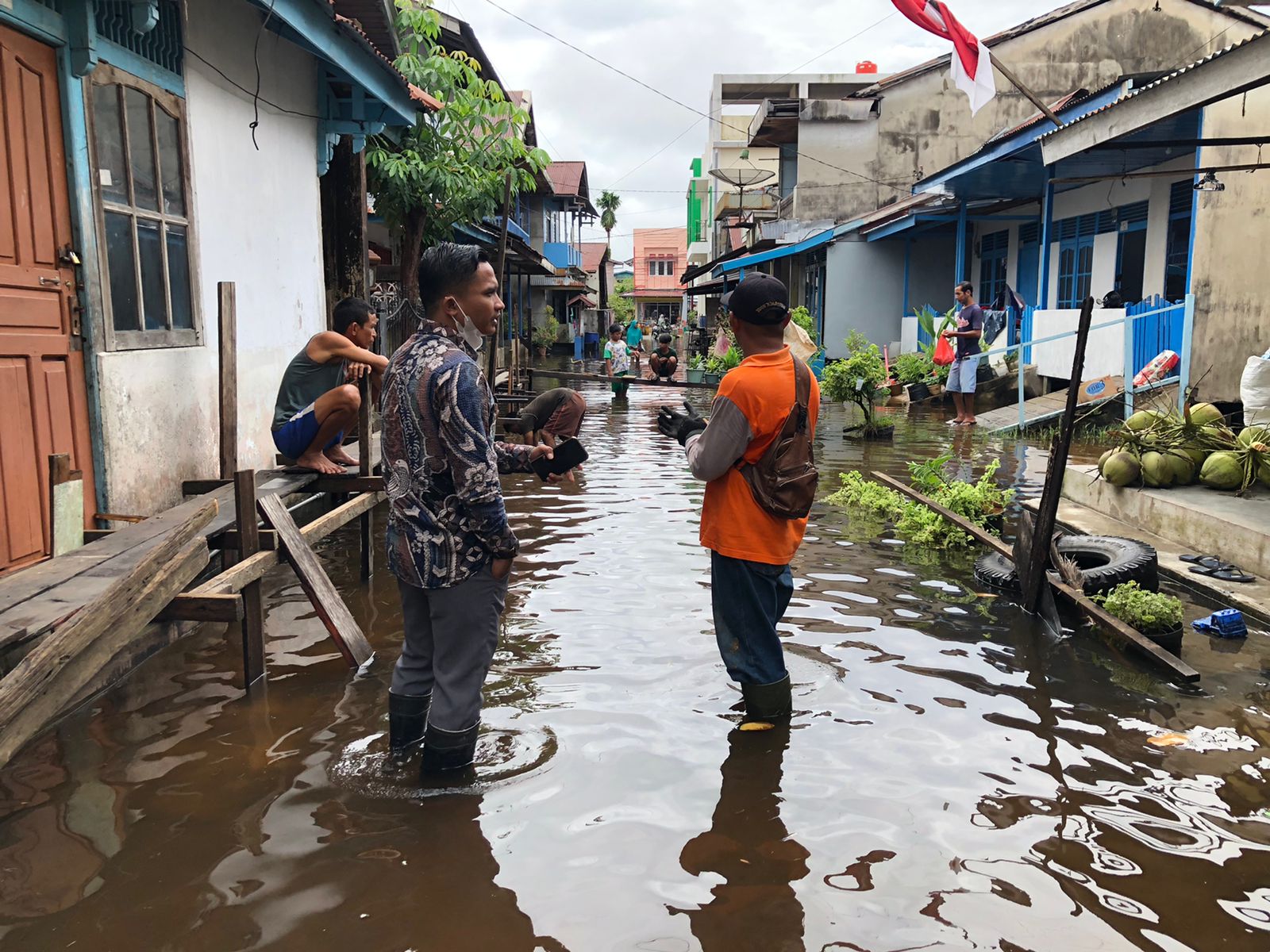 Peduli, Lurah Beringin Sambangi Warga Yang Terendam Banjir - SEPUTAR KAPUAS